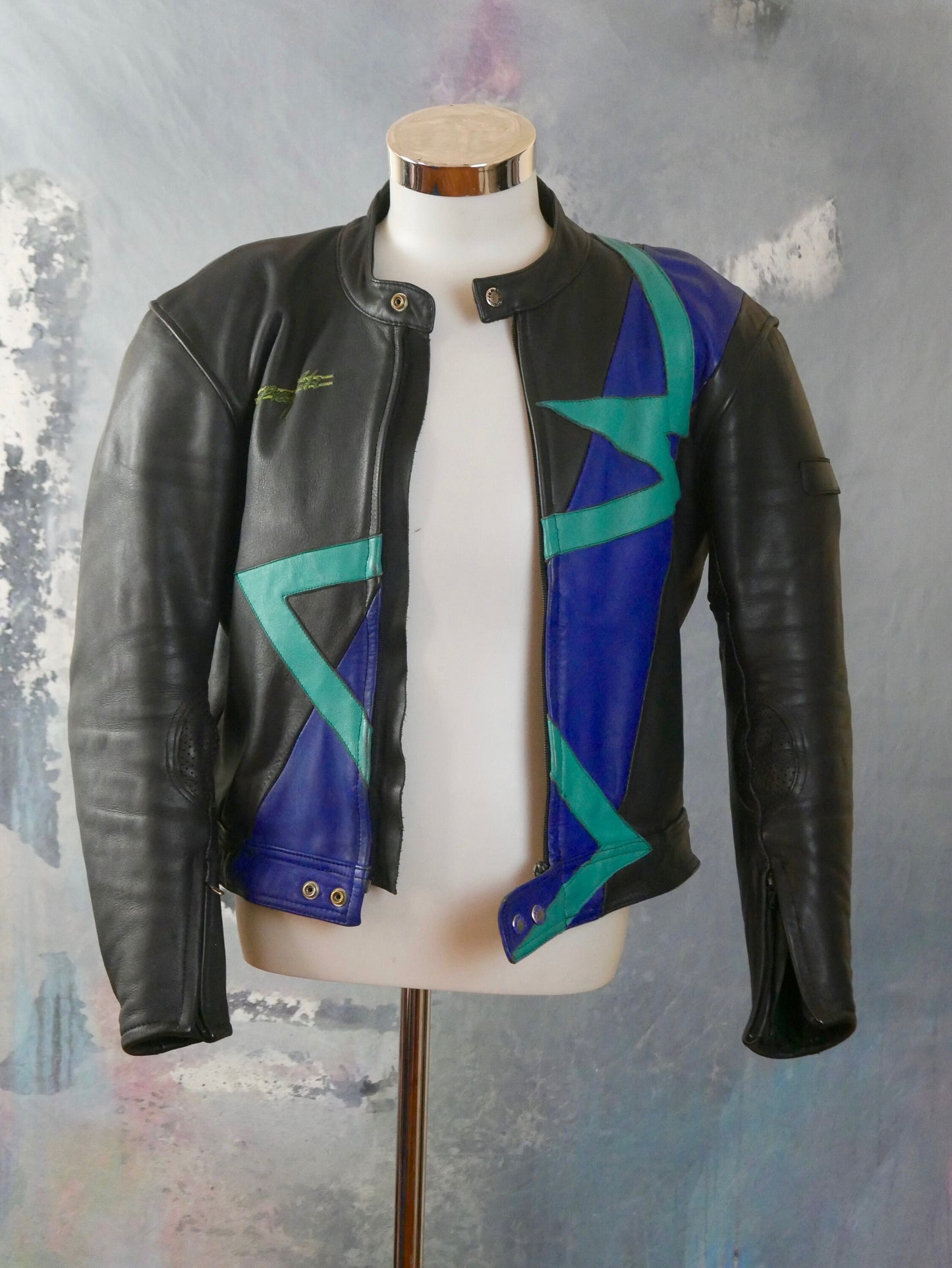 Men's 1980s Leather Motorcycle Jacket with Protective Armor | Medium