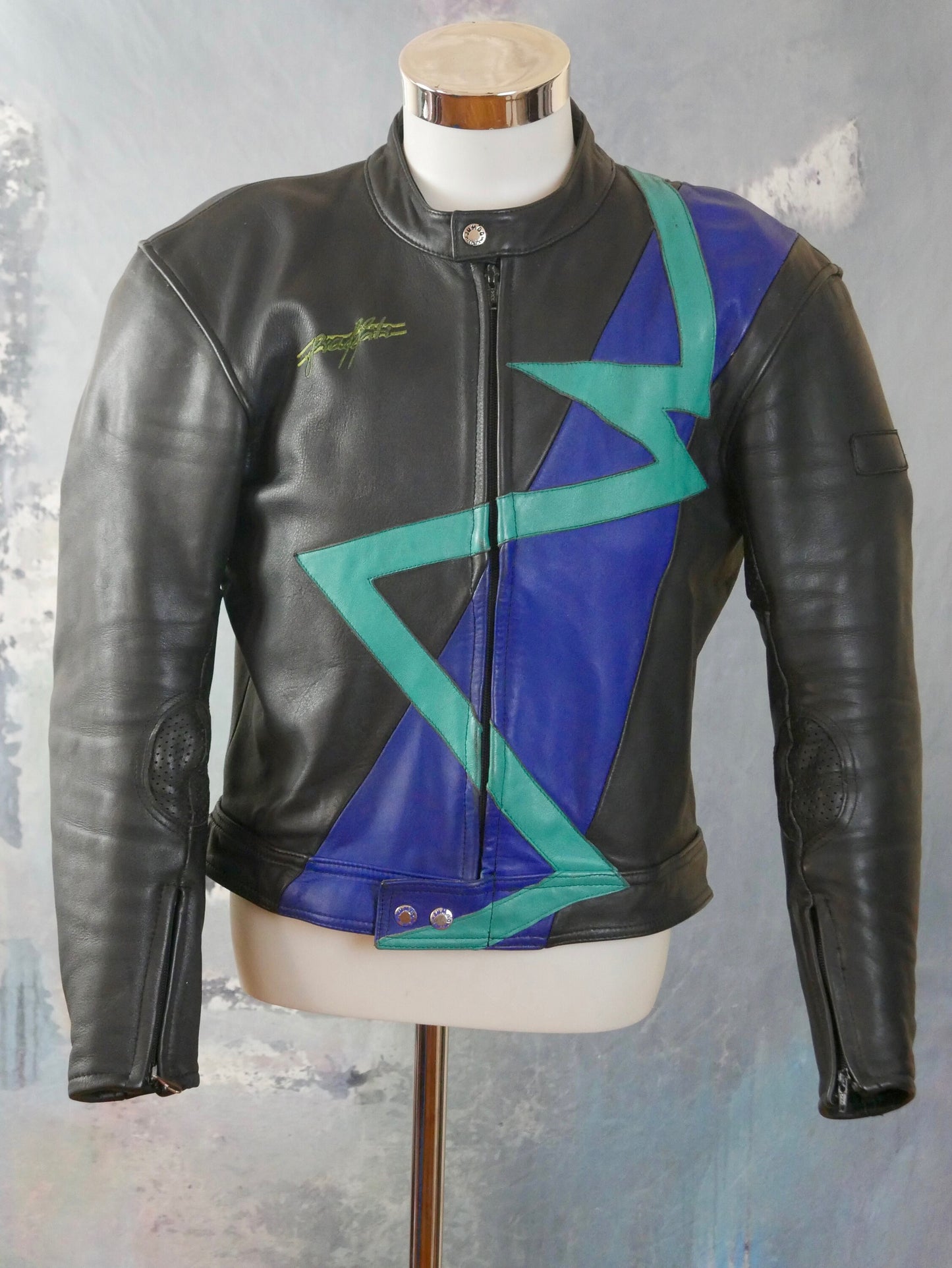 Men's 1980s Leather Motorcycle Jacket with Protective Armor | Medium