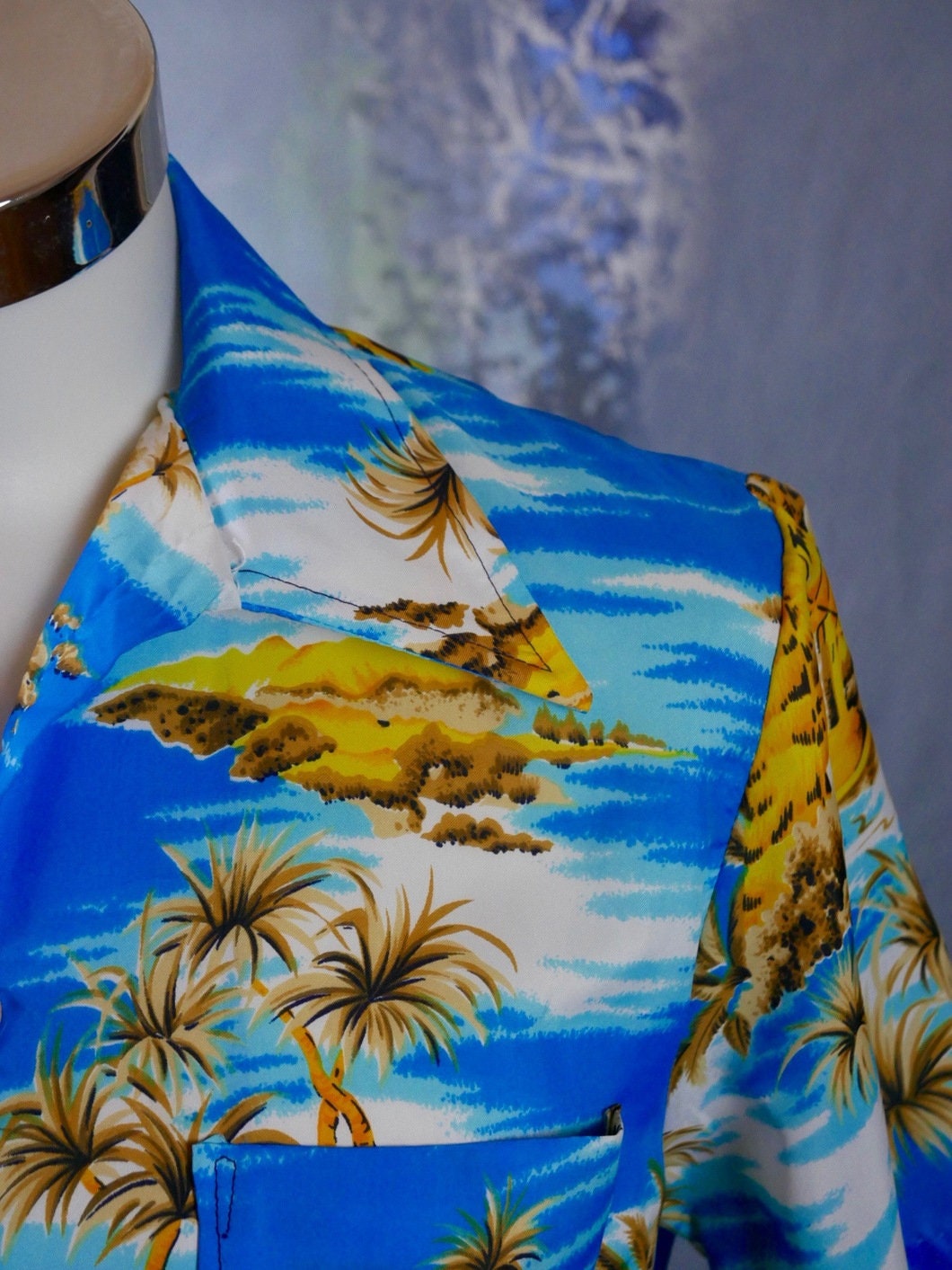Vintage Hawaiian Shirt | 1970s Blue Turquoise & Golden Tan Tropical Pattern | Large